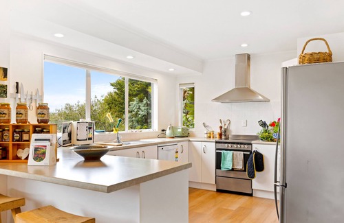 Stanmore Bay Apartment | Relaxing Oasis with Spa and Ocean View in Stanmore Bay
