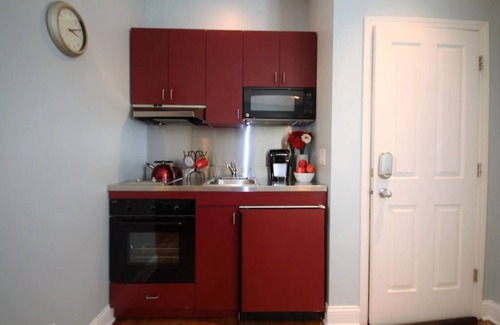 Edgewater Apartment | Tranquil Retreat in Prime Chicago Location with Pool & Spa