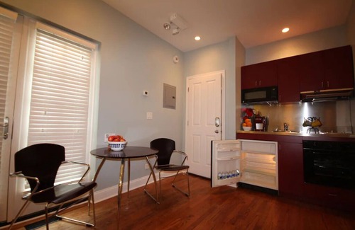 Edgewater Apartment | Tranquil Retreat in Prime Chicago Location with Pool & Spa