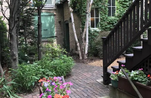 Edgewater Apartment | Tranquil Retreat in Prime Chicago Location with Pool & Spa