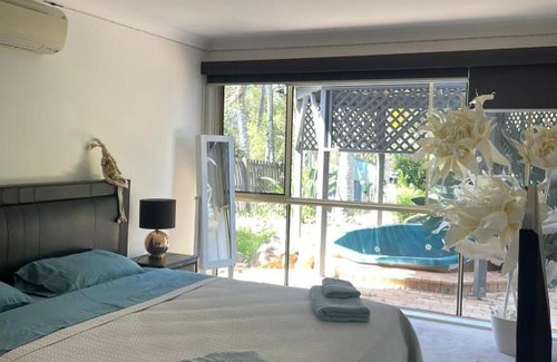 Parkwood House | Tranquil Retreat Near Golf Course with Family-Friendly Perks