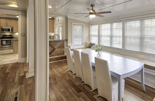 Northwest House | Tranquil Paradise: Oceanfront Retreat with Pool & Breakfast