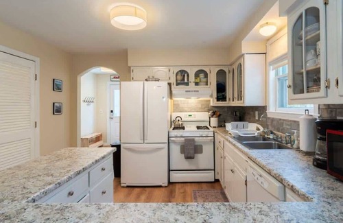 Hancock House | Tranquil Pines: Family-Friendly 3-Bedroom Retreat by Ocean