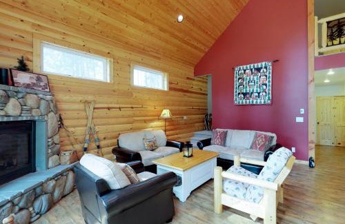 Leavenworth House | Tranquil Retreat at Peaceful Pines - 4-Star Family Haven