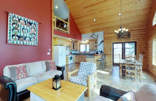 Leavenworth House | Tranquil Retreat at Peaceful Pines - 4-Star Family Haven