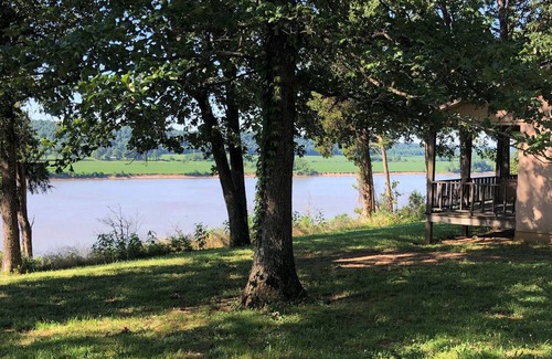 Golconda House | Relaxing Retreat by the River with Hot Tub & Breakfast