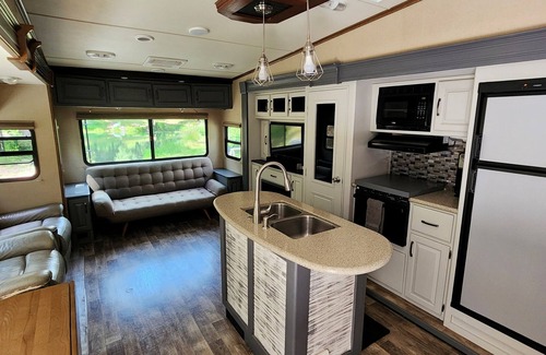 Cedar Ridge House | Tranquil Pond Retreat - Waterfront Glamping with Family Perks