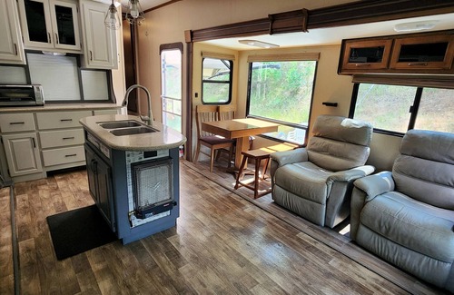 Cedar Ridge House | Tranquil Pond Retreat - Waterfront Glamping with Family Perks