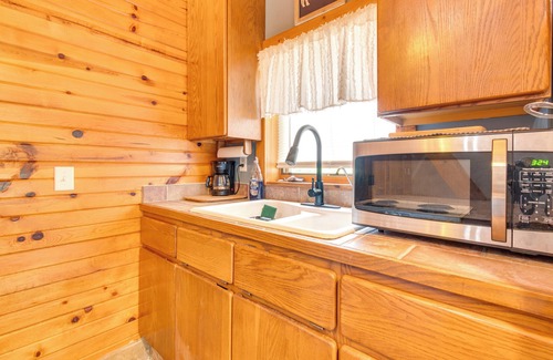 Graymont Condo | Idyllic Pontiac Barndominium with Spa & Pet-Friendly Comfort