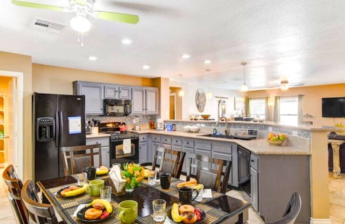 Sunrise Manor House | Tranquil Oasis with Pool - Casa De Hollywood 6 Beds