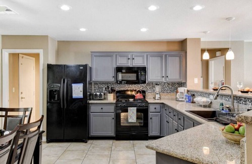 Sunrise Manor House | Tranquil Oasis with Pool - Casa De Hollywood 6 Beds