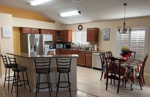 Town 'n' Country House | Tranquil Poolside Retreat Close to the Airport
