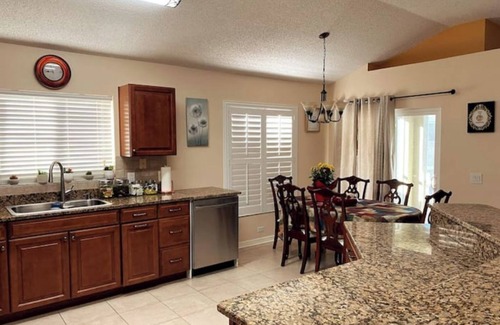 Town 'n' Country House | Tranquil Poolside Retreat Close to the Airport