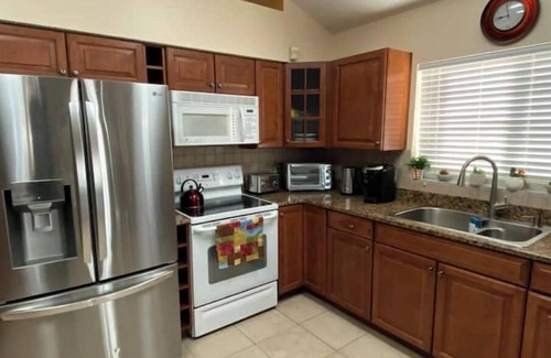 Town 'n' Country House | Tranquil Poolside Retreat Close to the Airport