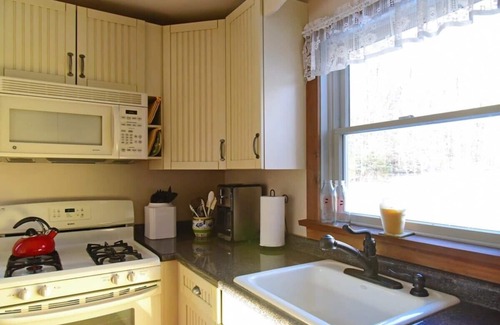New Marlborough House | Serene Post and Beam Loft - Ideal for Families & Pets