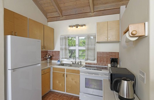 Pauwela Apartment | Tranquil Studio Retreat on Organic Fruit Farm, 10 Min to Beach
