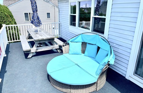 Bonnet Shores House | Coastal Haven: Pet-Friendly with Ocean View & Breakfast