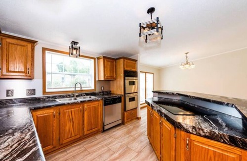 Eau Claire Cottage | Tranquil Cottage Retreat with Lake Views and Spa Amenities