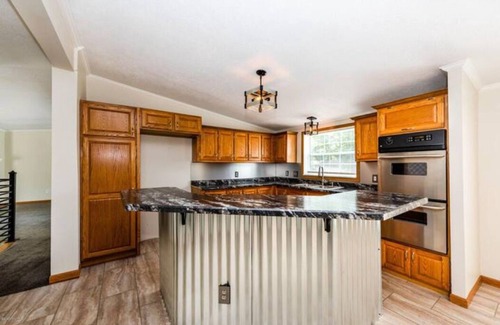 Eau Claire Cottage | Tranquil Cottage Retreat with Lake Views and Spa Amenities