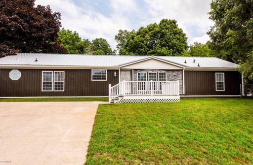 Eau Claire Cottage | Tranquil Cottage Retreat with Lake Views and Spa Amenities