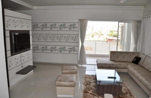 Vadodara Apartment | Serene 3BHK Retreat for Six - Guest Rated 9.8/10