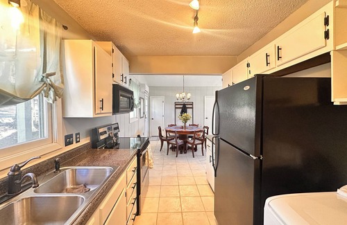 Wolf Laurel House | Peaceful Retreat, hot tub, fireplace, fire pit, close to Hatley Pointe!