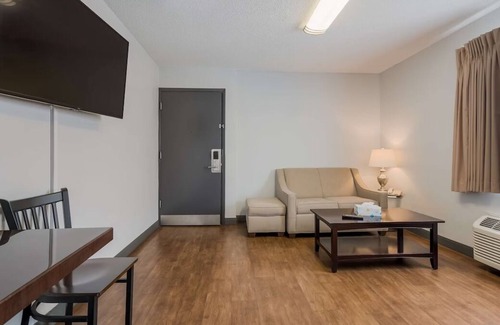 Ontario House | Peaceful Retreat! Indoor Pool, Pets Allowed, Free Parking, Free Breakfast
