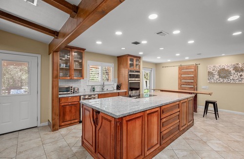Volente House | Tranquil Getaway by Lake Travis with Pool & Breakfast