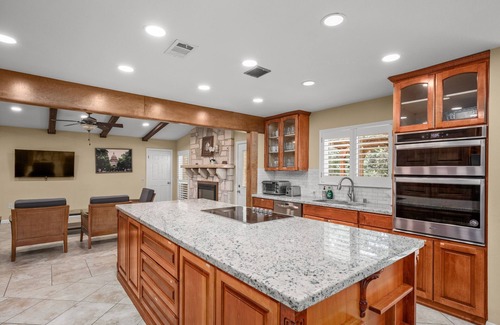 Volente House | Tranquil Getaway by Lake Travis with Pool & Breakfast
