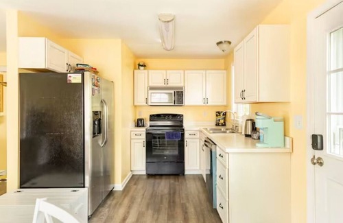 Fredericksburg House | Serene Getaway Near Historical Attractions with Breakfast