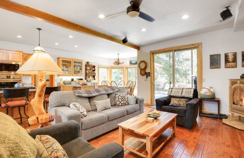 Rhododendron Cabin | Relaxing Rhododendron Cabin with Hot Tub & Fire Pit