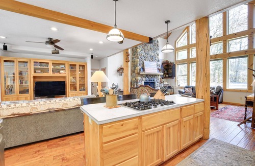 Rhododendron Cabin | Relaxing Rhododendron Cabin with Hot Tub & Fire Pit