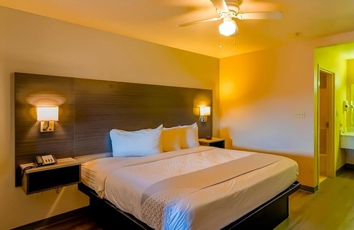 Sweet Home Hotel | Peaceful Room near Chevron Station with Outdoor Pool and Free Breakfast