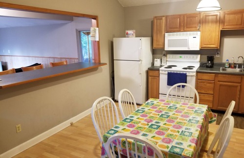 De Funiak Springs Cabin | Tranquil Lakefront Retreat with Spa & Breakfast Included