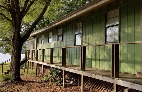 De Funiak Springs Cabin | Tranquil Lakefront Retreat with Spa & Breakfast Included
