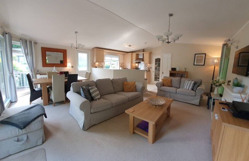 Weybourne House | Idyllic Coastal Retreat: Pet-Friendly & Steps to the Beach
