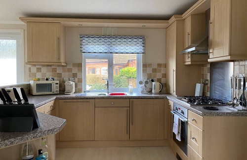 Weybourne House | Idyllic Coastal Retreat: Pet-Friendly & Steps to the Beach