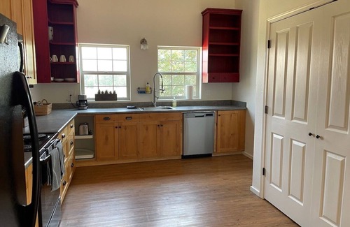 Ashland House | Tranquil Retreat: Pet-Friendly Home with Hot Tub & Breakfast