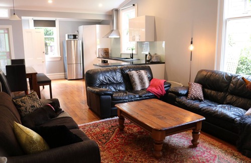 Thorndon House | Tranquil Urban Edge Villa: Guest Rated 9.8 with Pet-Friendly Amenities