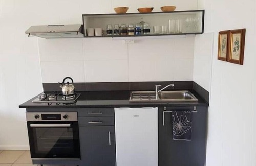 Bathurst Apartment | Pet-Friendly Haven with Breakfast & Kitchen Access