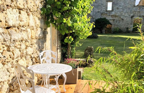 Cumont House | Peaceful Stay at the Gîte du Château Des Fours, in a Historic Setting in Cumont