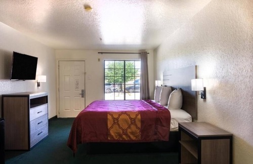 San Antonio Hotel | Peaceful Stay Near Alamo and Downtown Attractions + Parking