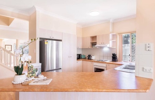 Robertson House | Serene Suburban Family Retreat with Great City Access