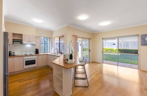 Robertson House | Serene Suburban Family Retreat with Great City Access
