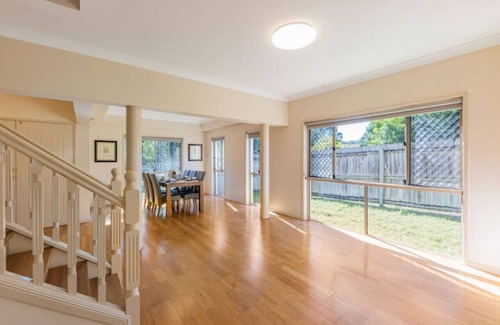 Robertson House | Serene Suburban Family Retreat with Great City Access