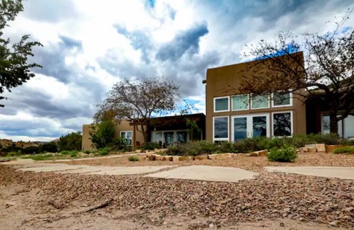 Ojo Caliente Apartment | Pet-Friendly San Juan Queen Room in Desert Inn
