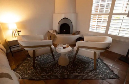 Ojo Caliente Apartment | Pet-Friendly San Juan Queen Room in Desert Inn