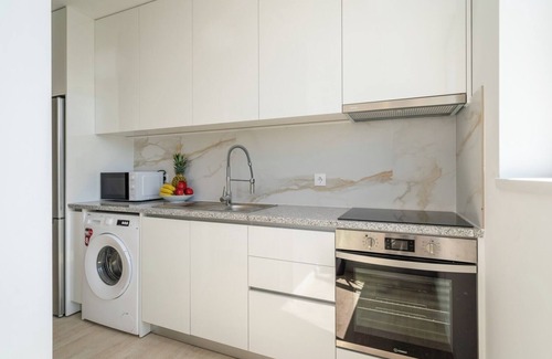 Ramalde Apartment | Peaceful Flat with Spa & Kitchen in Prime Location