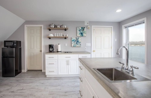 East Irondequoit Apartment | Tranquil Studio Retreat with Bay Views & Breakfast Included