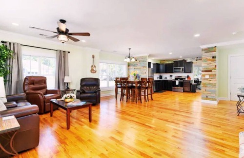 Cayce House | Relaxing Retreat near USC: Pet-Friendly with Office Space